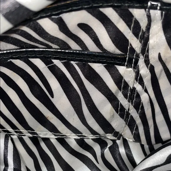 Vintage Guess Black Patent Leather Shoulder Bag - Picture 7 of 9